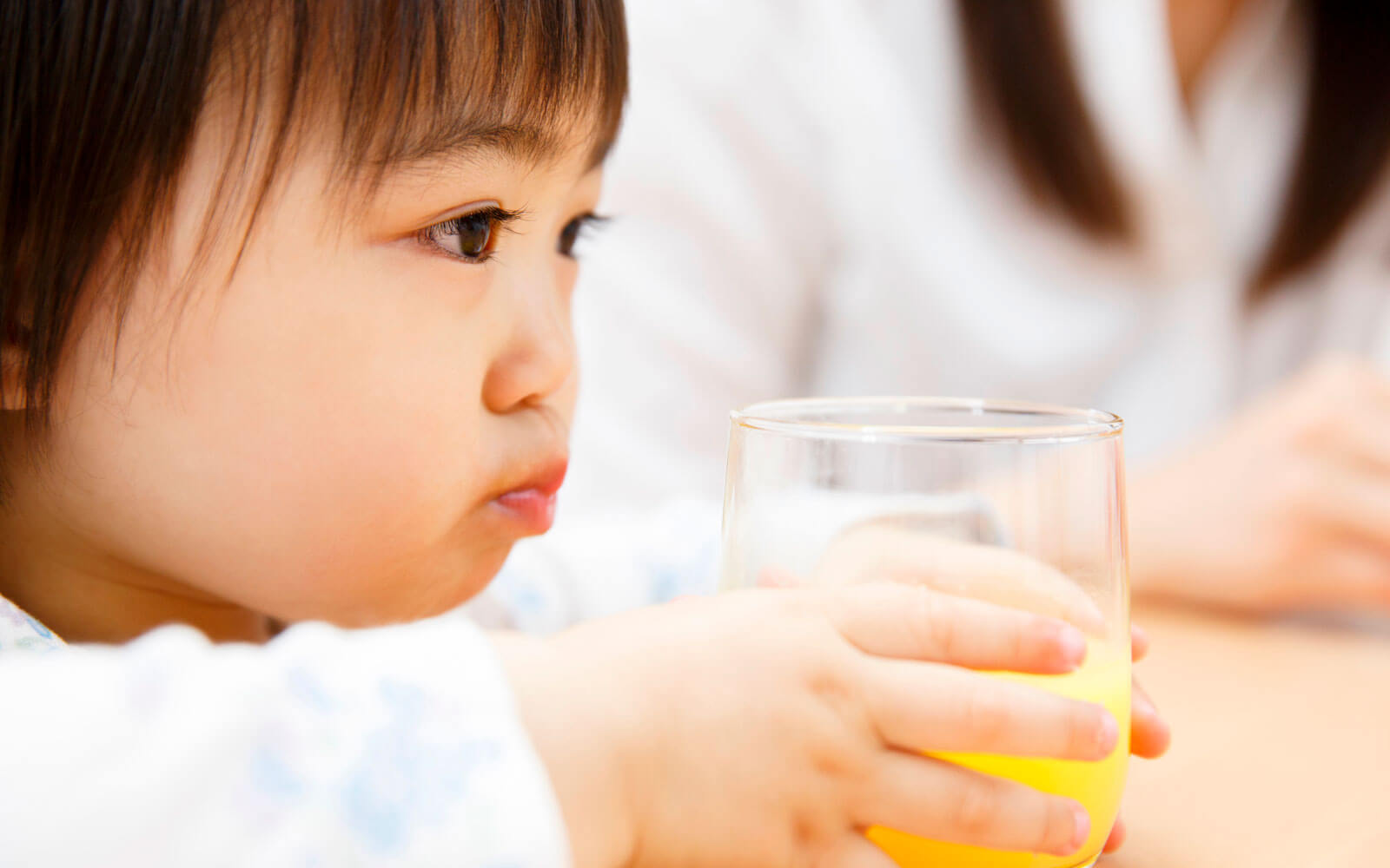 飲料を楽しむ子ども